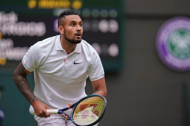 Tay vợt ngôi sao nhổ nước miếng vào mặt CĐV tại Wimbledon 2022 ảnh 1