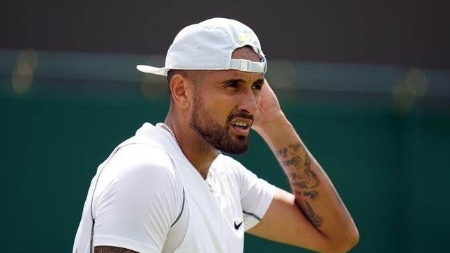 Tay vợt ngôi sao nhổ nước miếng vào mặt CĐV tại Wimbledon 2022 ảnh 2