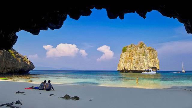 Để giấu lịch sử đi du lịch khỏi vợ, người đàn ông đã làm một chuyện phạm pháp khiến anh bị phạt tạm giam - Ảnh 1.