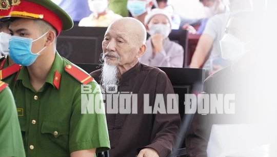 Các bị cáo ở “Tịnh thất Bồng Lai” xem Lê Tùng Vân như “Phật sống” - Ảnh 1. Các bị cáo ở “Tịnh thất Bồng Lai” xem Lê Tùng Vân như “Phật sống” - Ảnh 1.