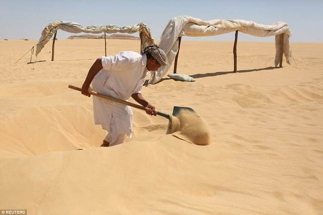 Bỏ tiền triệu để được tắm cát trần bỏng rát giữa sa mạc Sahara: Trải nghiệm cực hot vì 1 lý do không ngờ  - Ảnh 3.