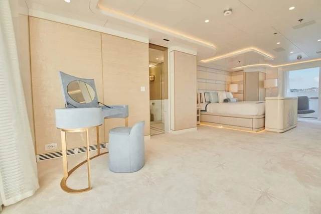 Siêu du thuyền của triệu phú rác thải Úc, nơi phần lớn tiện nghi xa hoa bao bọc bởi kính trong suốt - Ảnh 6.
