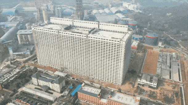 Xây 'siêu khách sạn' 26 tầng tích hợp công nghệ cao, nhưng chỉ để... nuôi heo - Ảnh 1.
