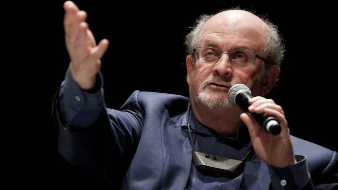 Chấn động: Nhà văn nổi tiếng Salman Rushdie bị chém nguy kịch trên sân khấu - 1