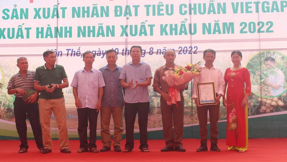 Lãnh đạo UBND huyện Yên Thế trao chứng nhận vùng sản xuất nhãn đạt tiêu chuẩn VietGAP.