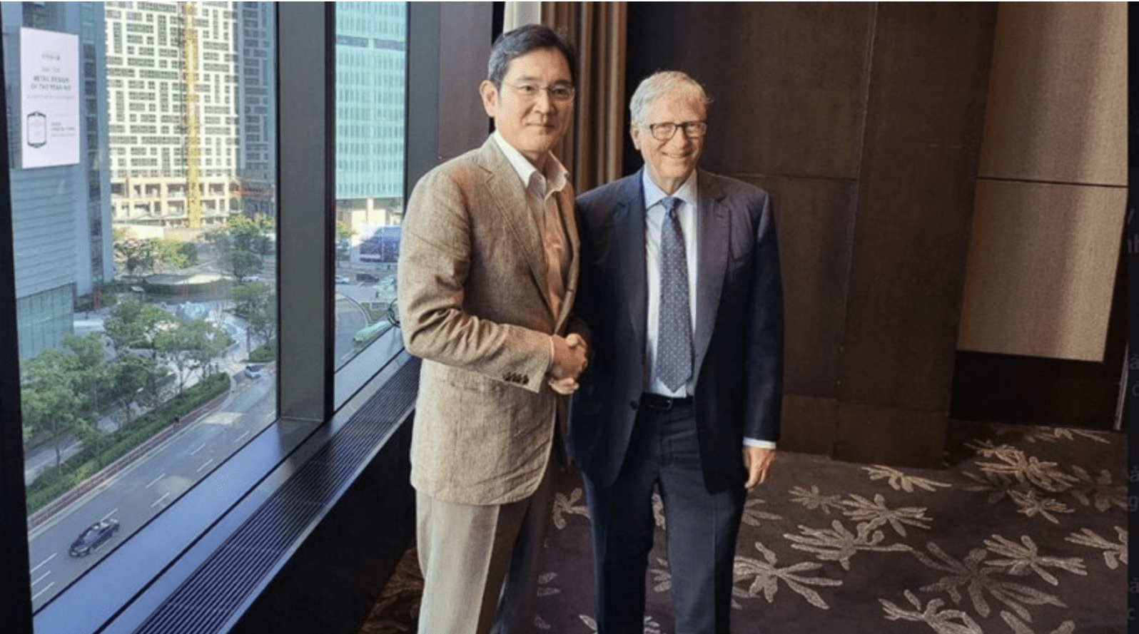 Phó Chủ tịch Samsung Electronics Lee Jae-yong và Bill Gates. Ảnh chụp màn hình