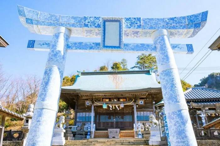 Ngôi đền 363 tuổi ở Nhật nổi tiếng với cổng bằng sứ trắng 1