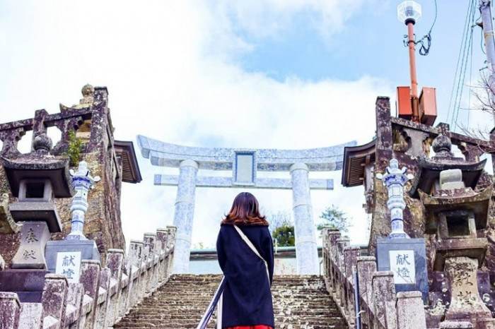 Ngôi đền 363 tuổi ở Nhật nổi tiếng với cổng bằng sứ trắng 2