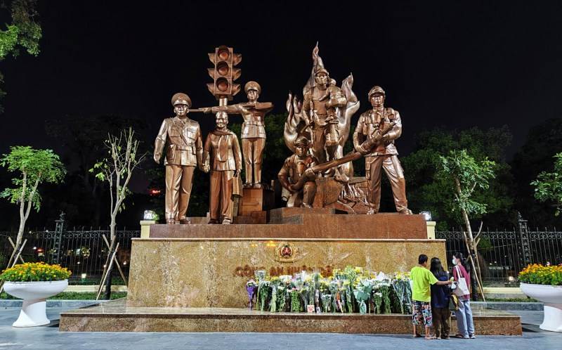 Có thêm ba vì sao trong trái tim đồng bào... -0