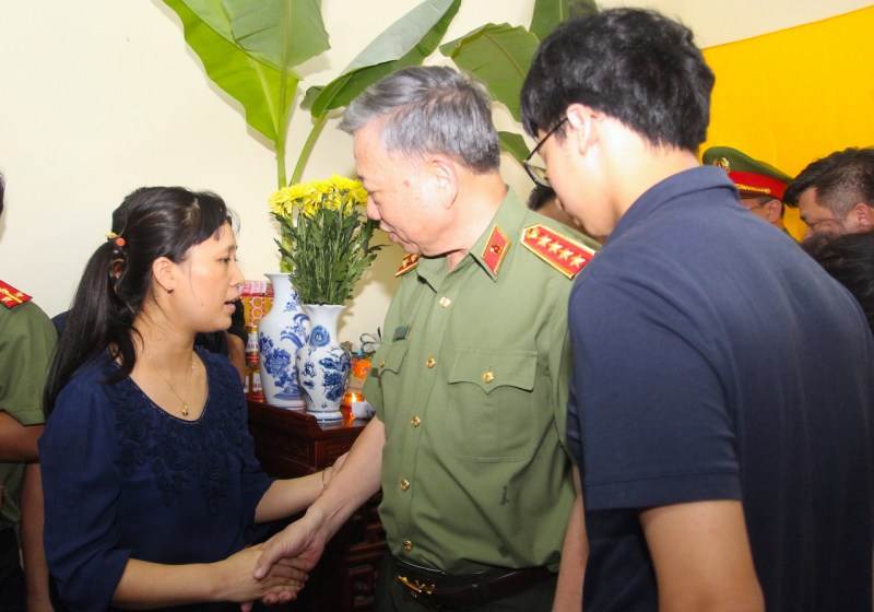 Có thêm ba vì sao trong trái tim đồng bào... -0