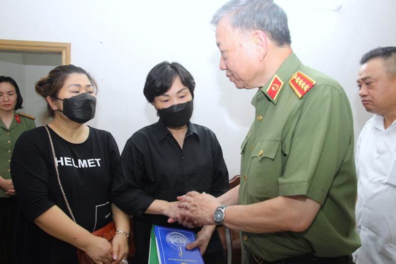 Có thêm ba vì sao trong trái tim đồng bào... -1