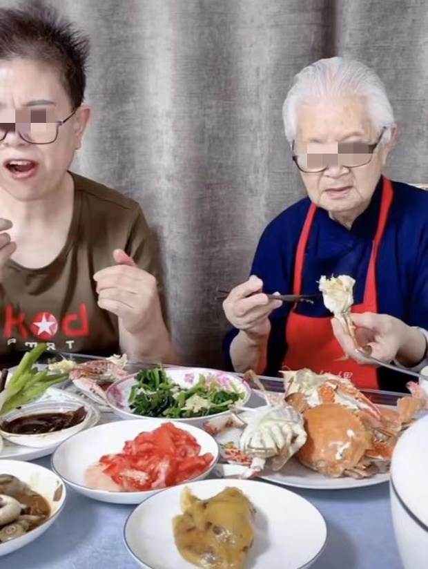 Bà cụ 94 tuổi trở thành công cụ livestream kiếm tiền cho con gái bóc trần thực trạng ăn bám kiểu mới trên mạng xã hội - Ảnh 1. Bà cụ 94 tuổi trở thành công cụ livestream kiếm tiền cho con gái bóc trần thực trạng ăn bám kiểu mới trên mạng xã hội - Ảnh 1.
