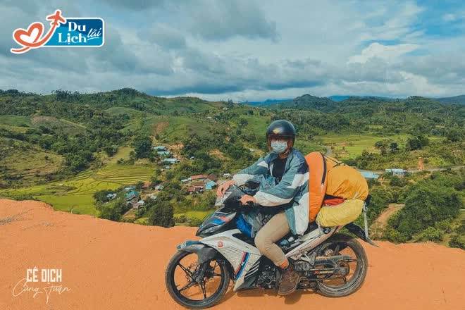 Chàng trai mang 3 áo dài đi suốt 8000km: 'Áo dài Việt Nam chúng tôi đẹp lắm'! - Ảnh 9.
